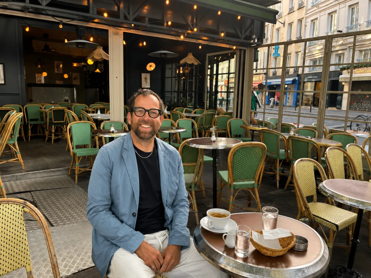 Franz Bruckner im Gespräch im Café